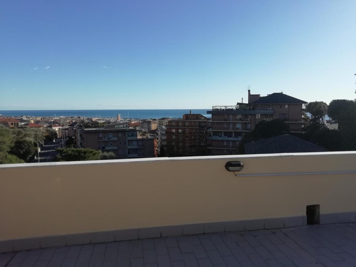 Апартаменти Terrazza Sul Mare In Via Devoto К'яварі Екстер'єр фото